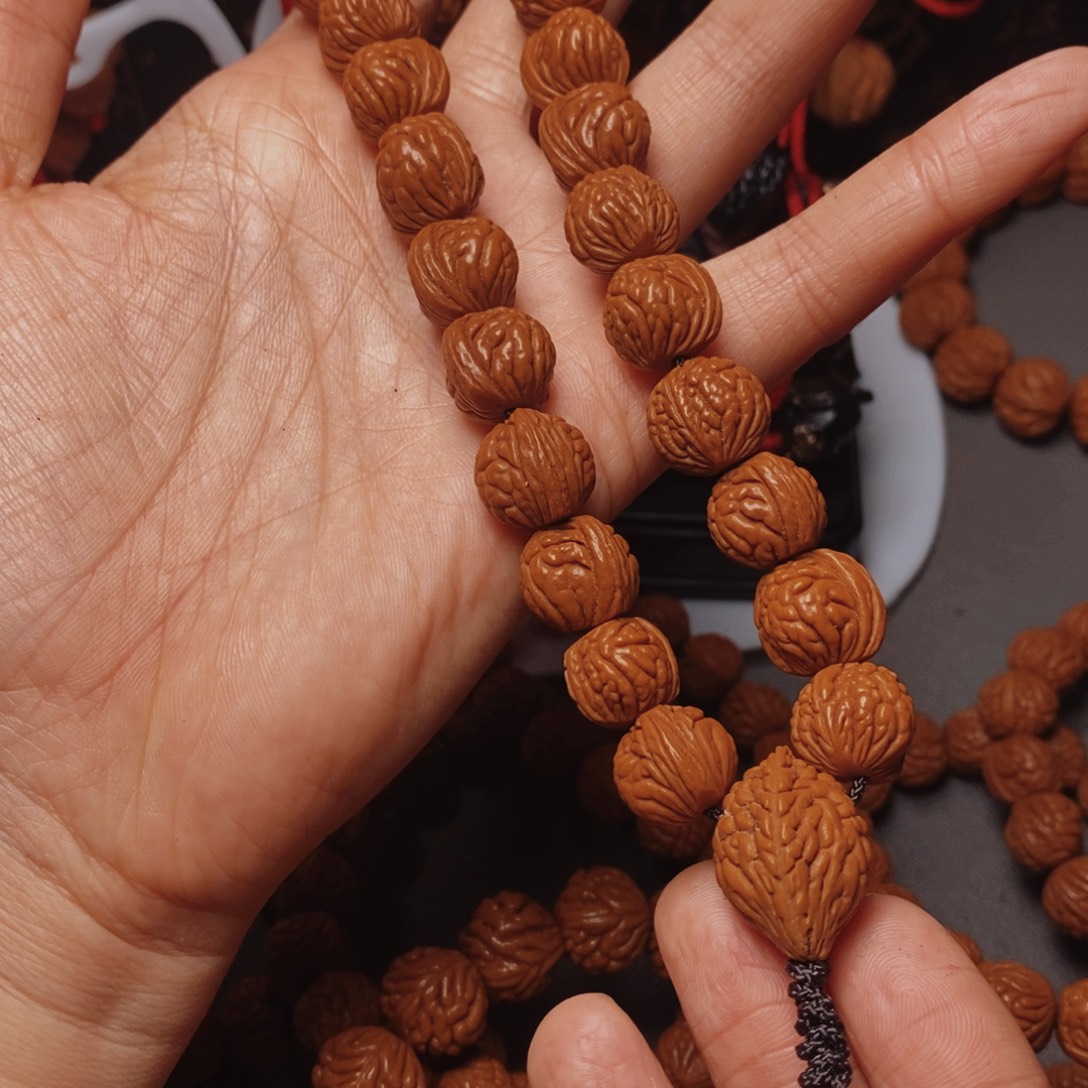 吊坠桃核桃枭手持1