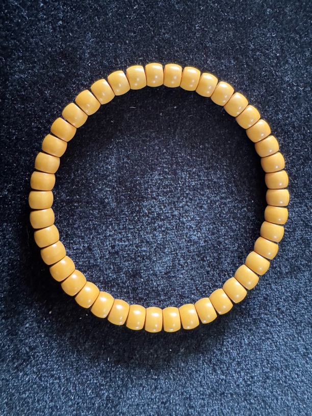 精品规圆橄榄核尖手串