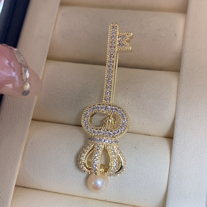 未镶嵌胸饰海水珍珠