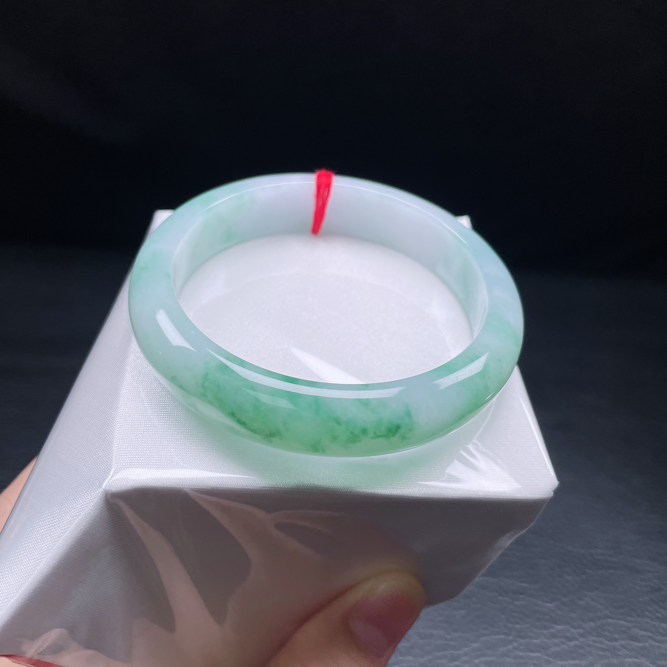 59圈糯化飘绿花宽边手镯 细纹