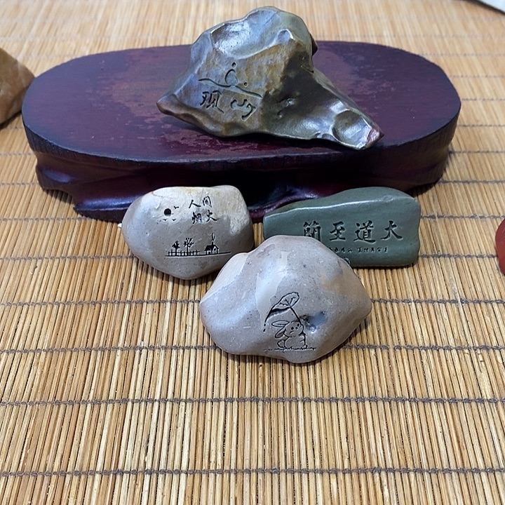 放***。原石雕刻工艺品手把摆件