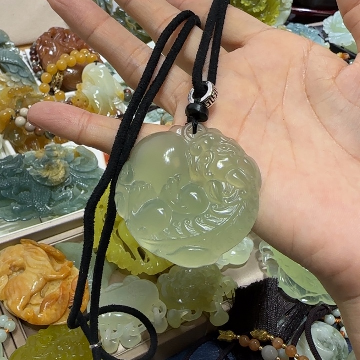蛇纹石玉吊坠未镶嵌
