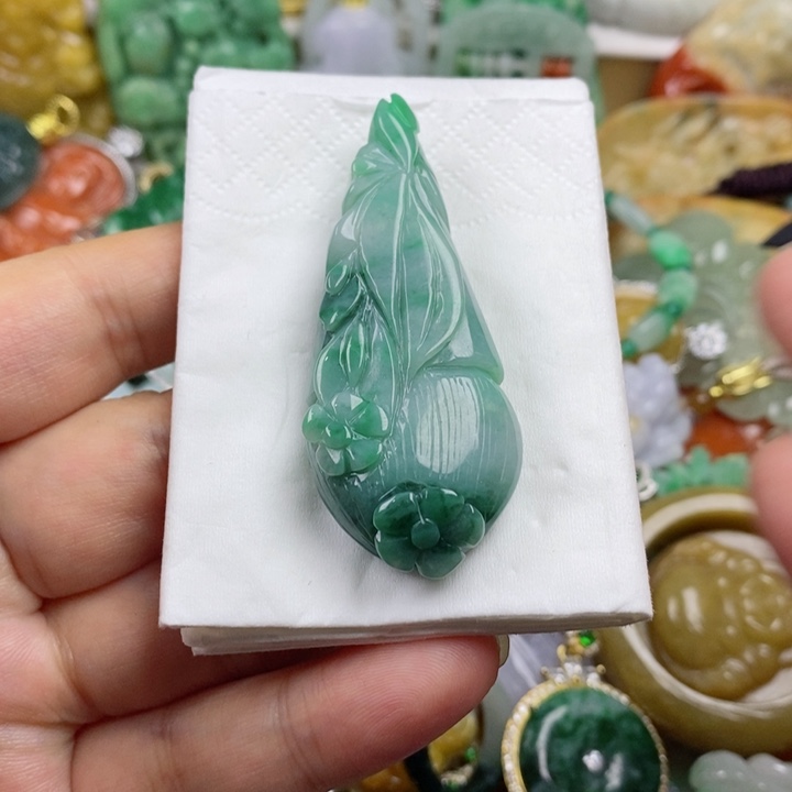 翡翠吊坠(赠链)未镶嵌