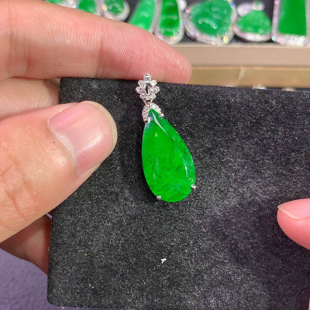 翡翠吊坠(赠链)18K金镶嵌