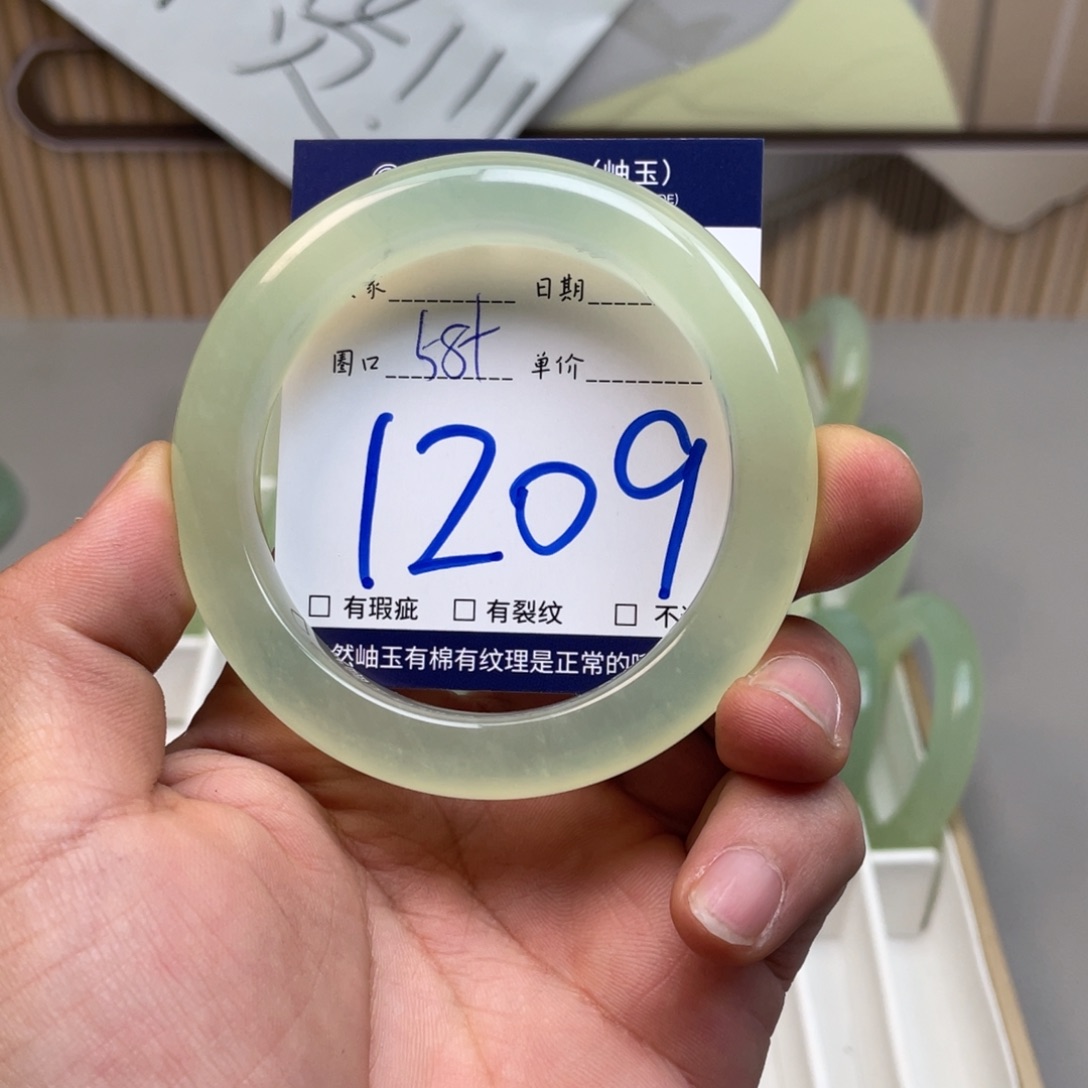 岫玉手镯手镯未镶嵌