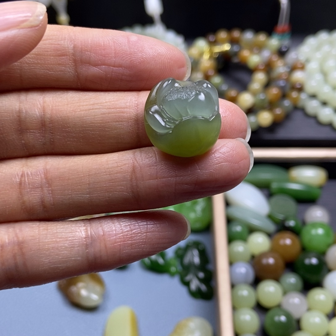 南***醺和田玉未镶嵌颈饰