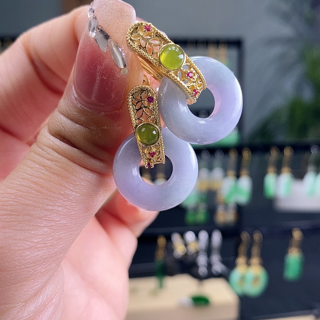 翡翠耳饰未镶嵌翡翠