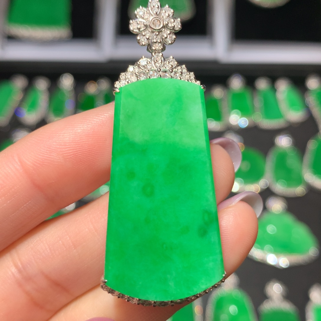 翡翠颈饰18K金镶嵌翡翠