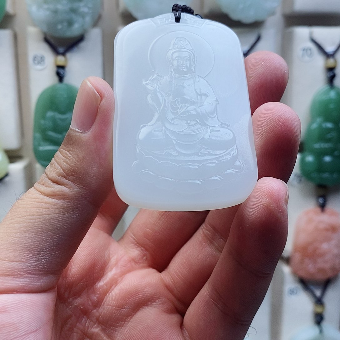 颈饰未镶嵌石英质玉（金丝玉）
