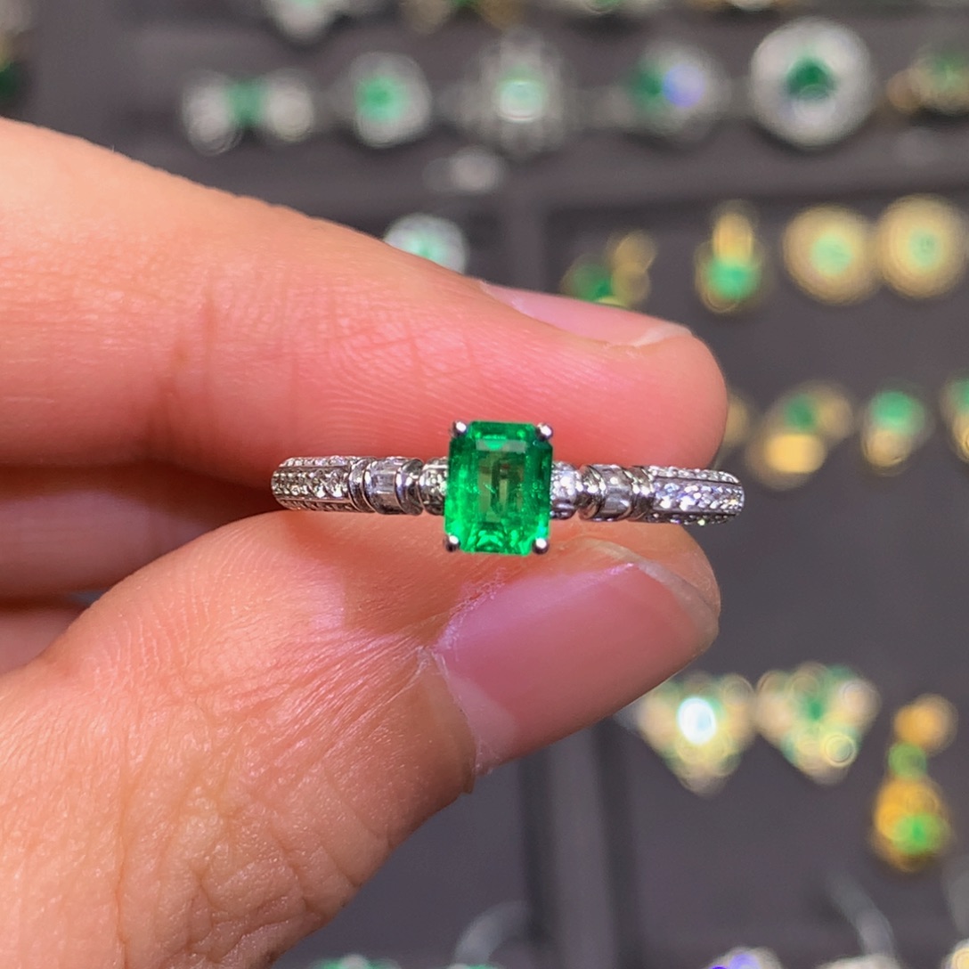 祖母绿戒指18K金镶嵌