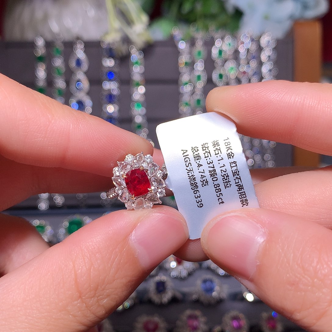 戒指18K金镶嵌红宝石