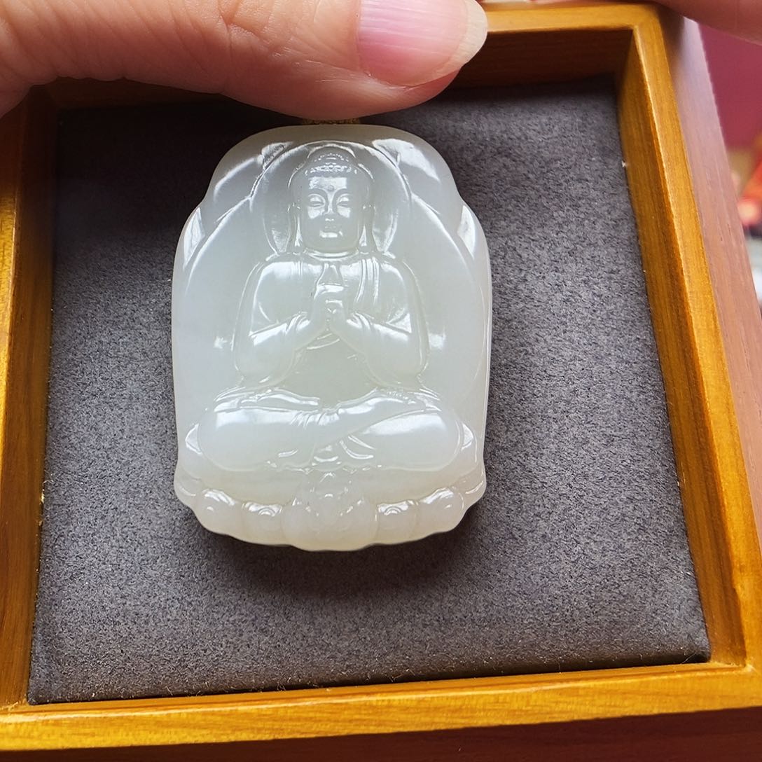 温***酒和田玉未镶嵌颈饰