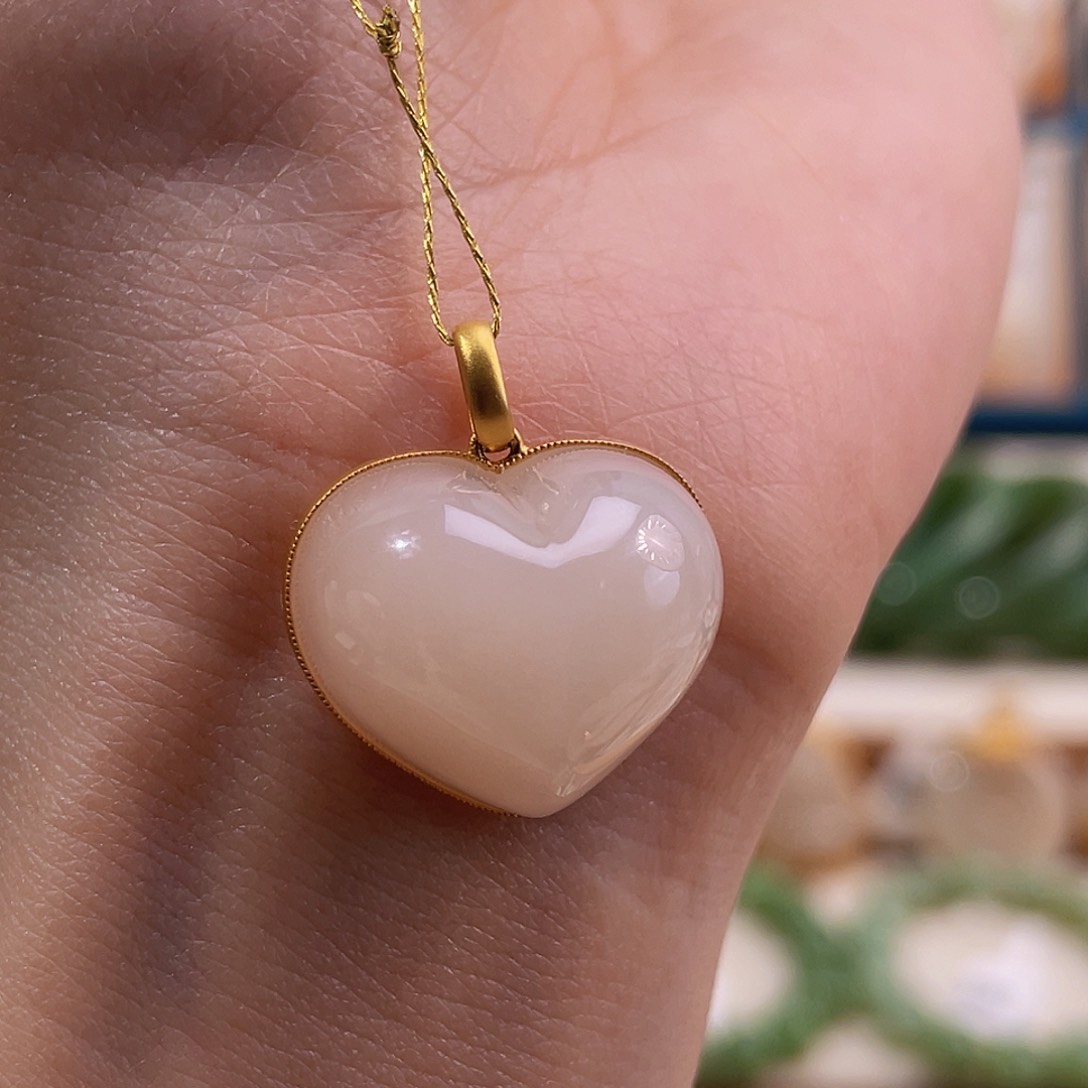 吊坠(不含链)18K金镶嵌和田玉孤品粉藕饱满爱心屁桃