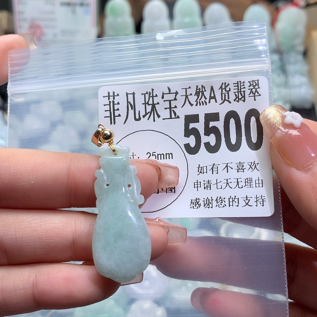 翡翠未镶嵌颈饰，