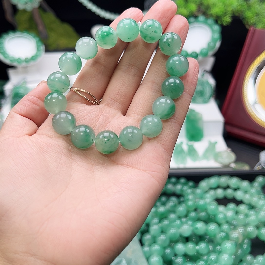 大***…石英质玉（非洲翠）未镶嵌手链