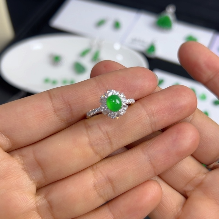 翡翠颈饰18K金镶嵌绿蛋