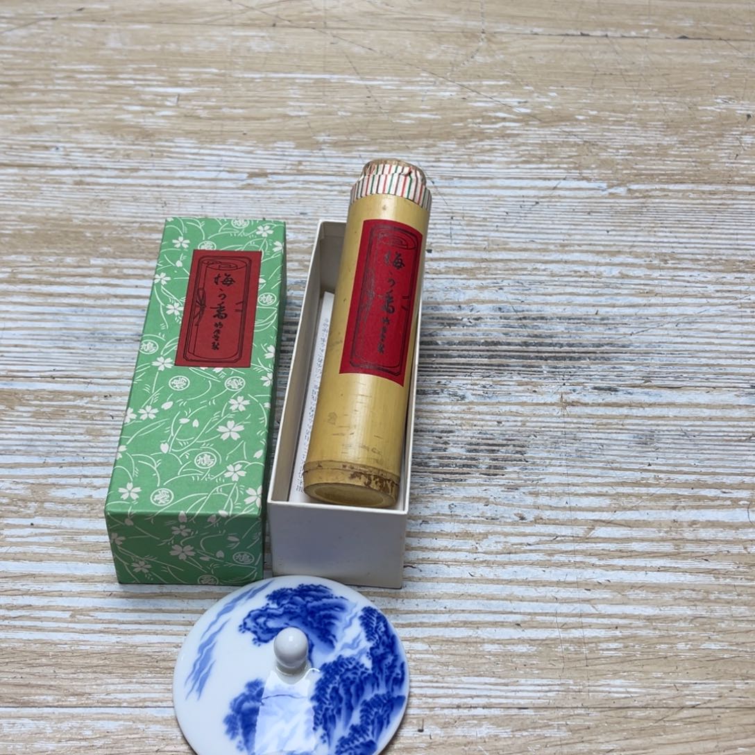 瓷片密密麻麻的一个人