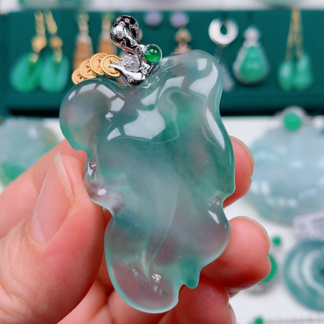  翡翠18K金镶嵌颈饰特色冰胶块随行金枝玉叶