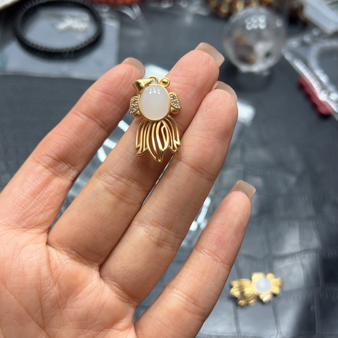 银S925镶嵌手链烟晶白玉髓金鱼吊坠