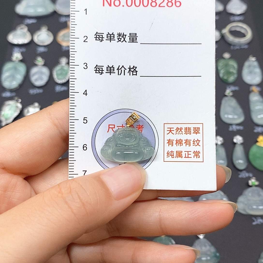 芋***.翡翠18K金镶嵌颈饰