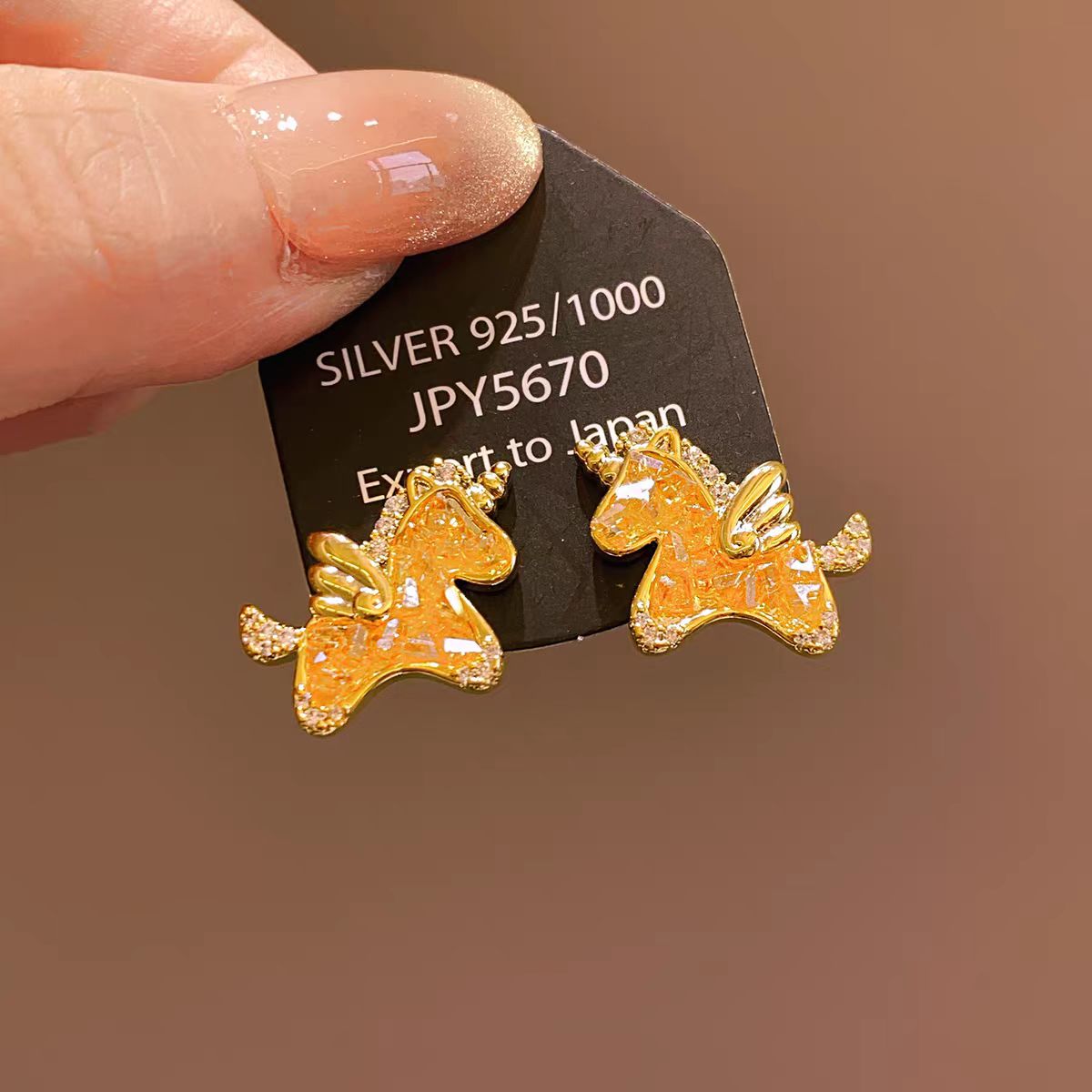 金色小马耳环女秋冬高级感耳钉2026新款超好看独特漂亮本命年耳饰