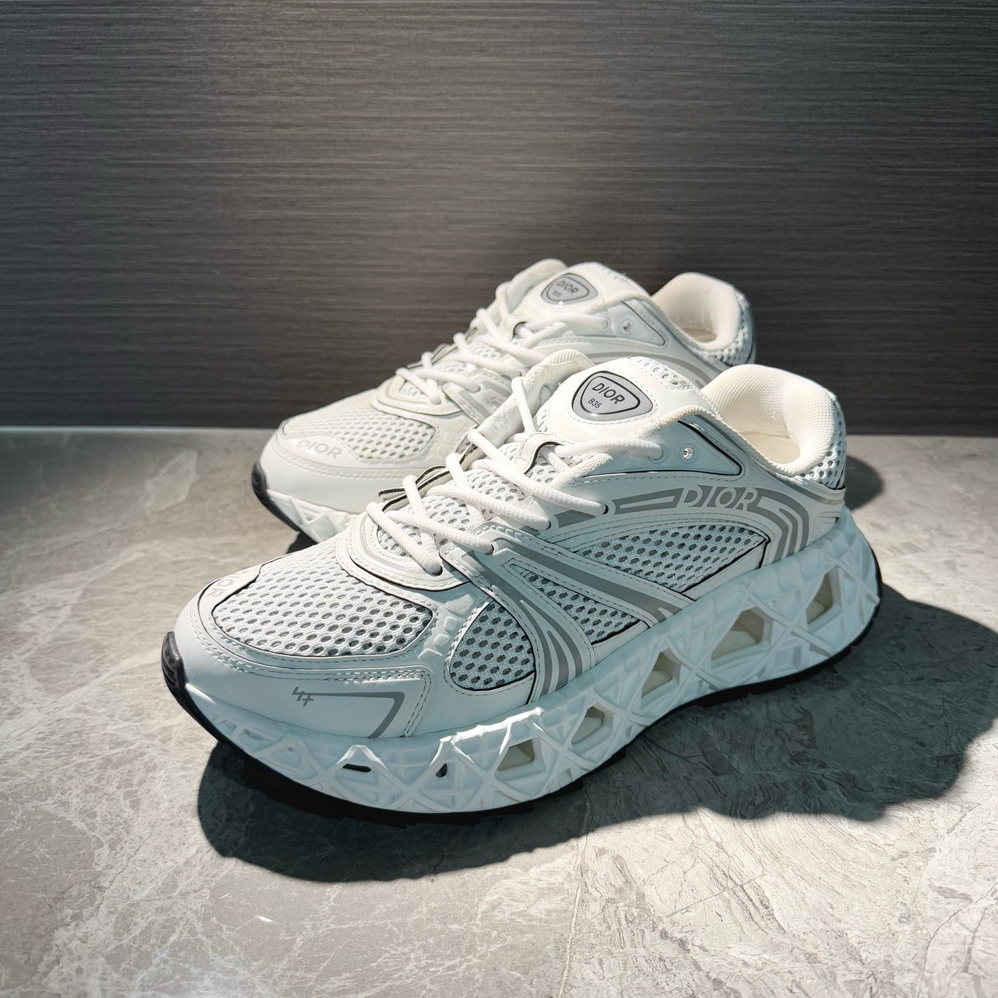 99新 DIOR/迪奥 白灰色织物镂空厚底新款b35系列运动鞋 客户寄售