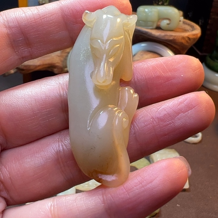 和田玉（糖玉）颈饰未镶嵌军*刀