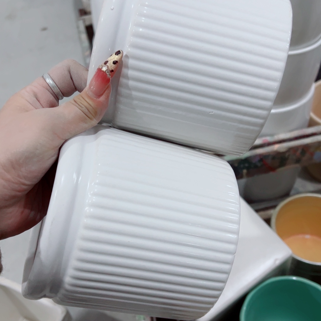 有孔，陶瓷花盆满10米包邮发货。微瑕介意慎拍