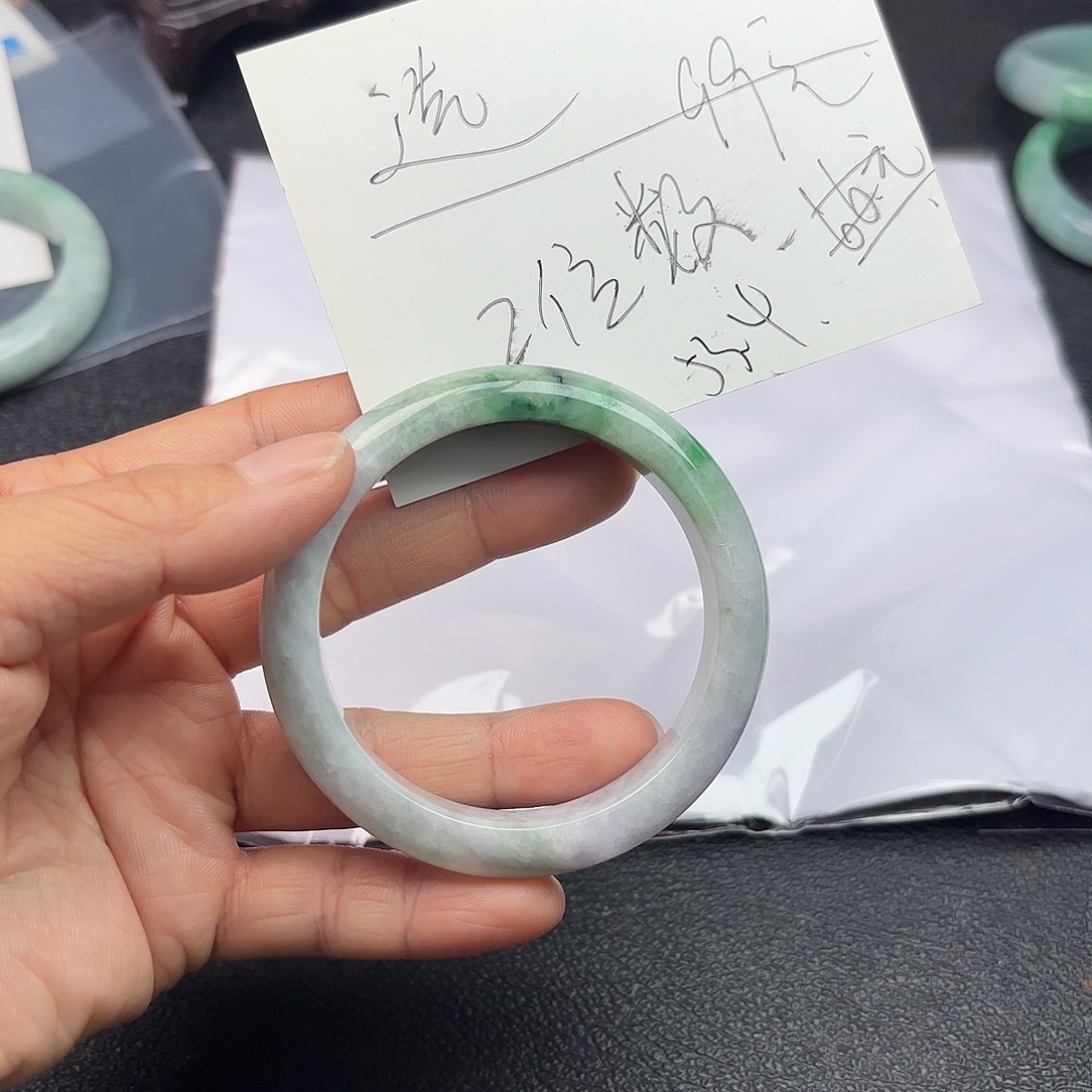 翡翠手镯未镶嵌翡翠手镯