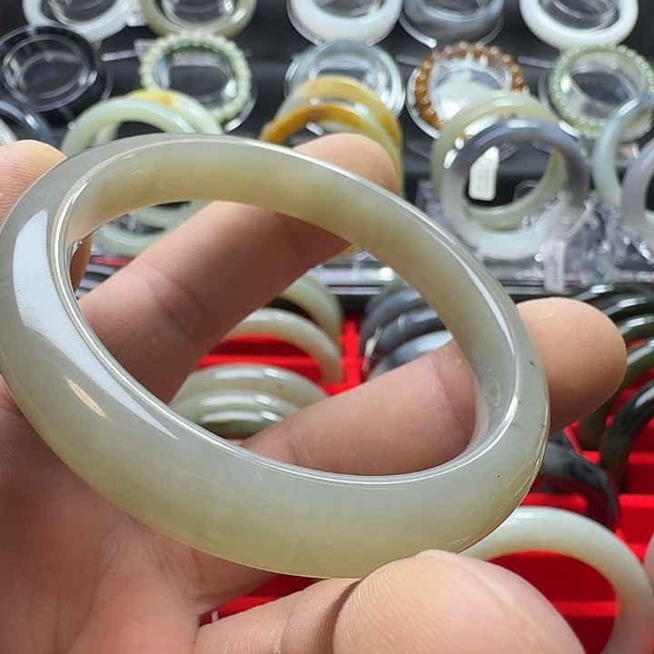 和田玉（青白玉）未镶嵌手镯