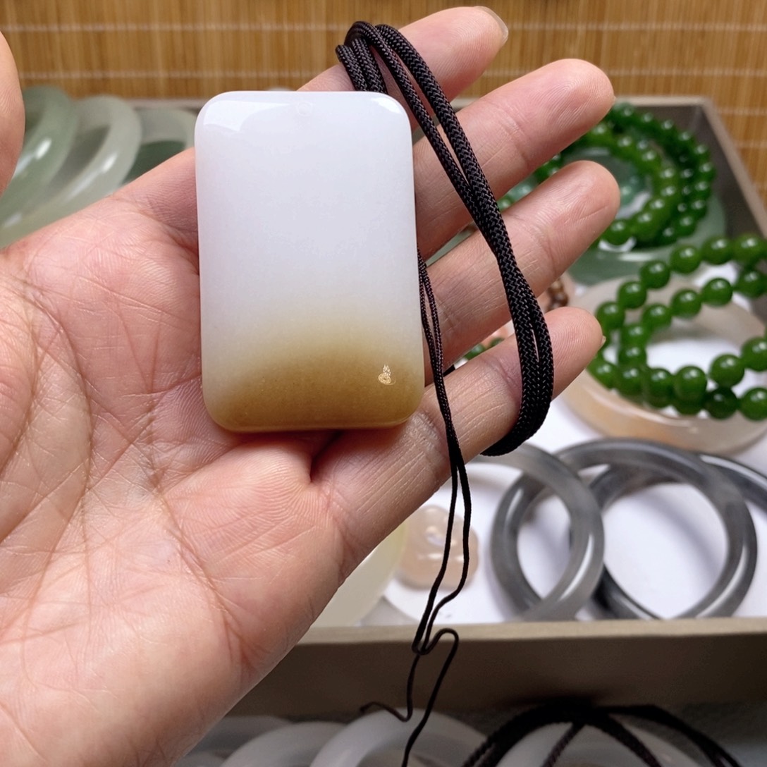 蜡***新石英质玉未镶嵌手镯