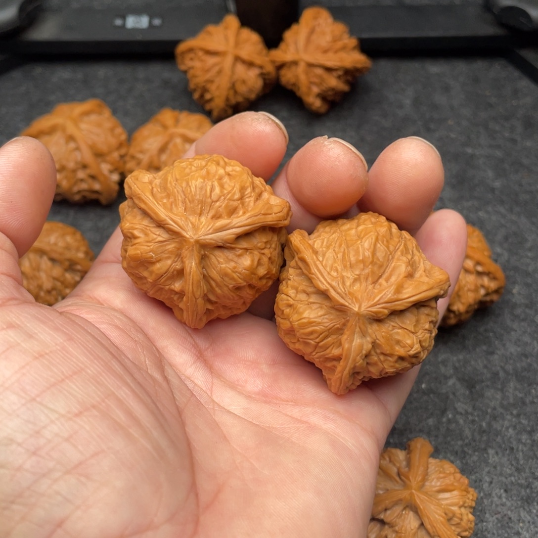 偷***堡文玩核桃吊坠狮子头