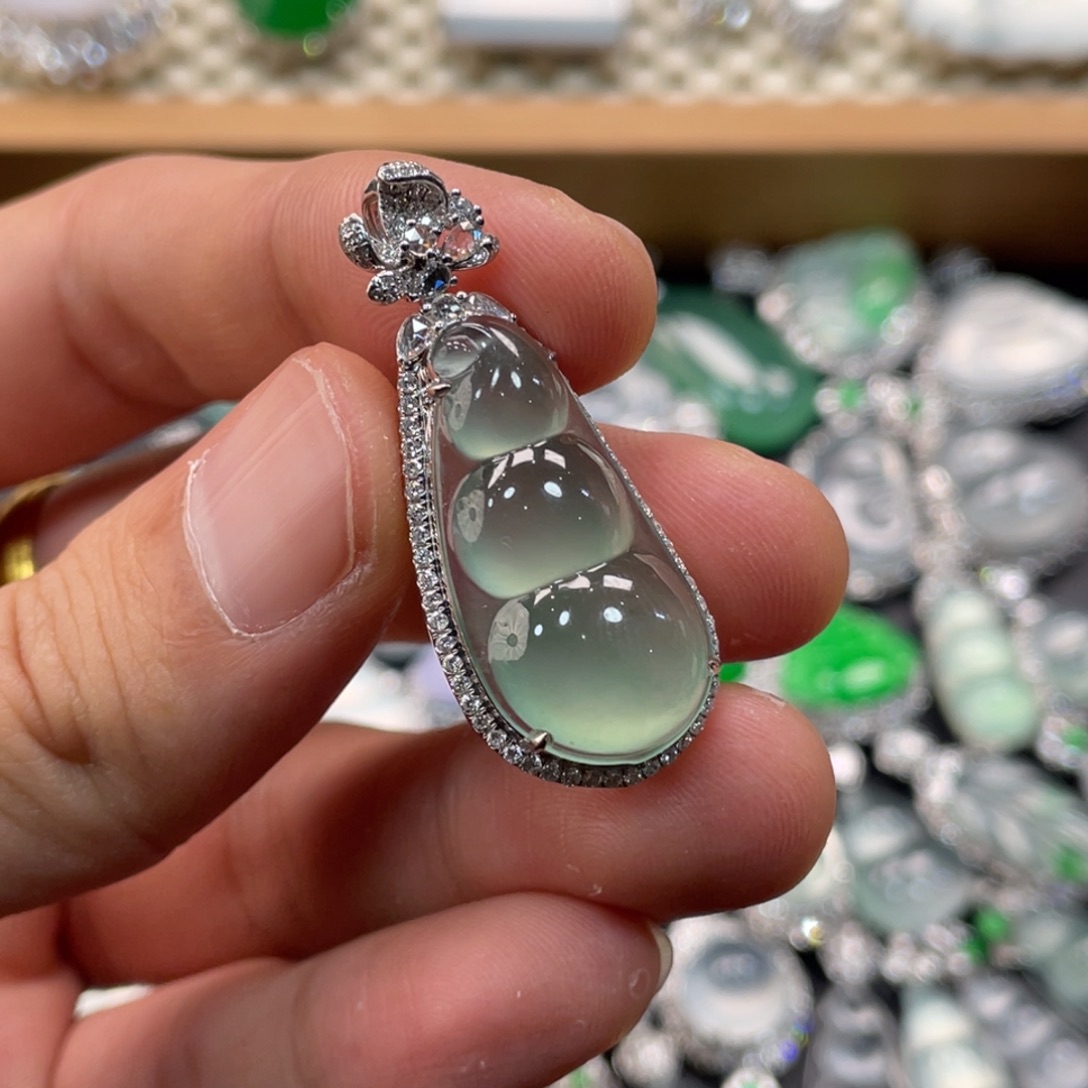 翡翠18K金镶嵌颈饰豆子