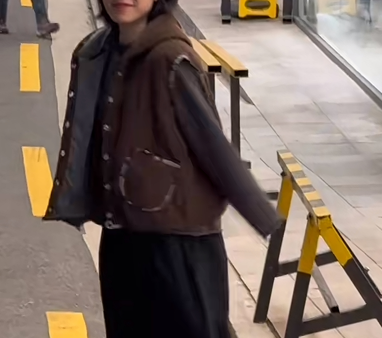  韩国正品不支持退换/哈/条绒连帽马甲/1120