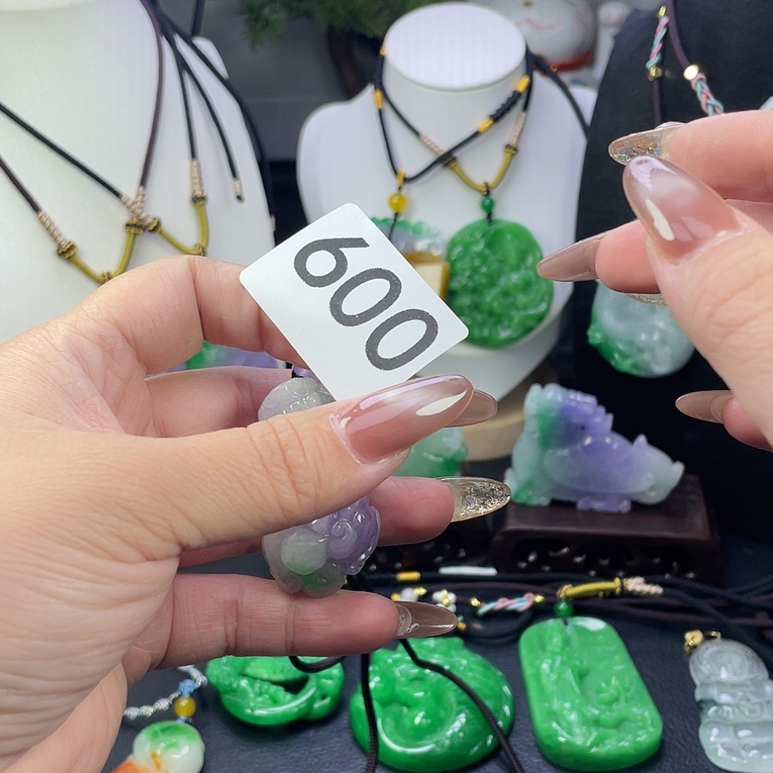 翡翠未镶嵌吊坠(赠链)