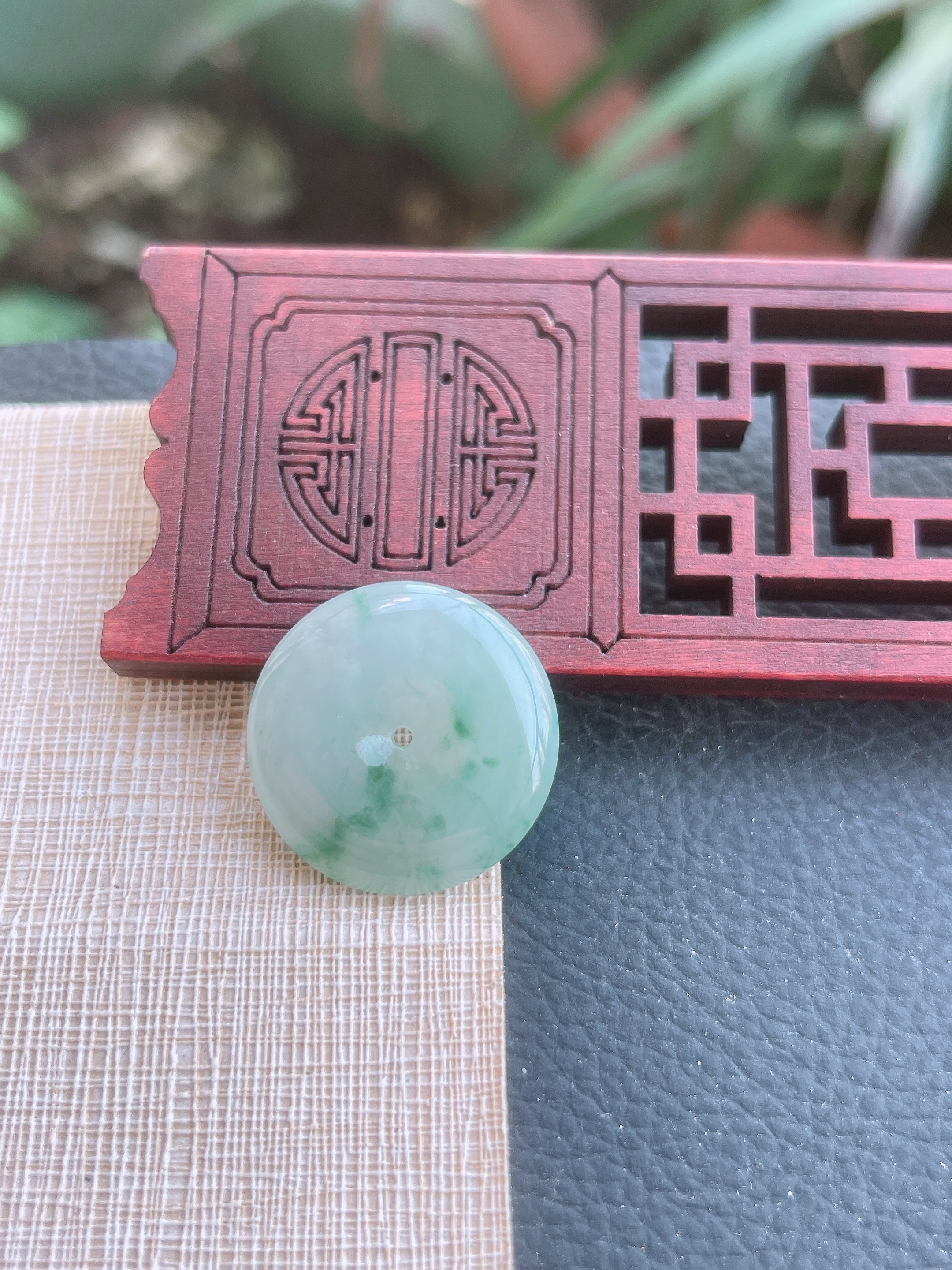 天然缅甸翡翠A货.冰润细腻飘逸灵动飘花平安扣吊坠.尺寸23-4.8