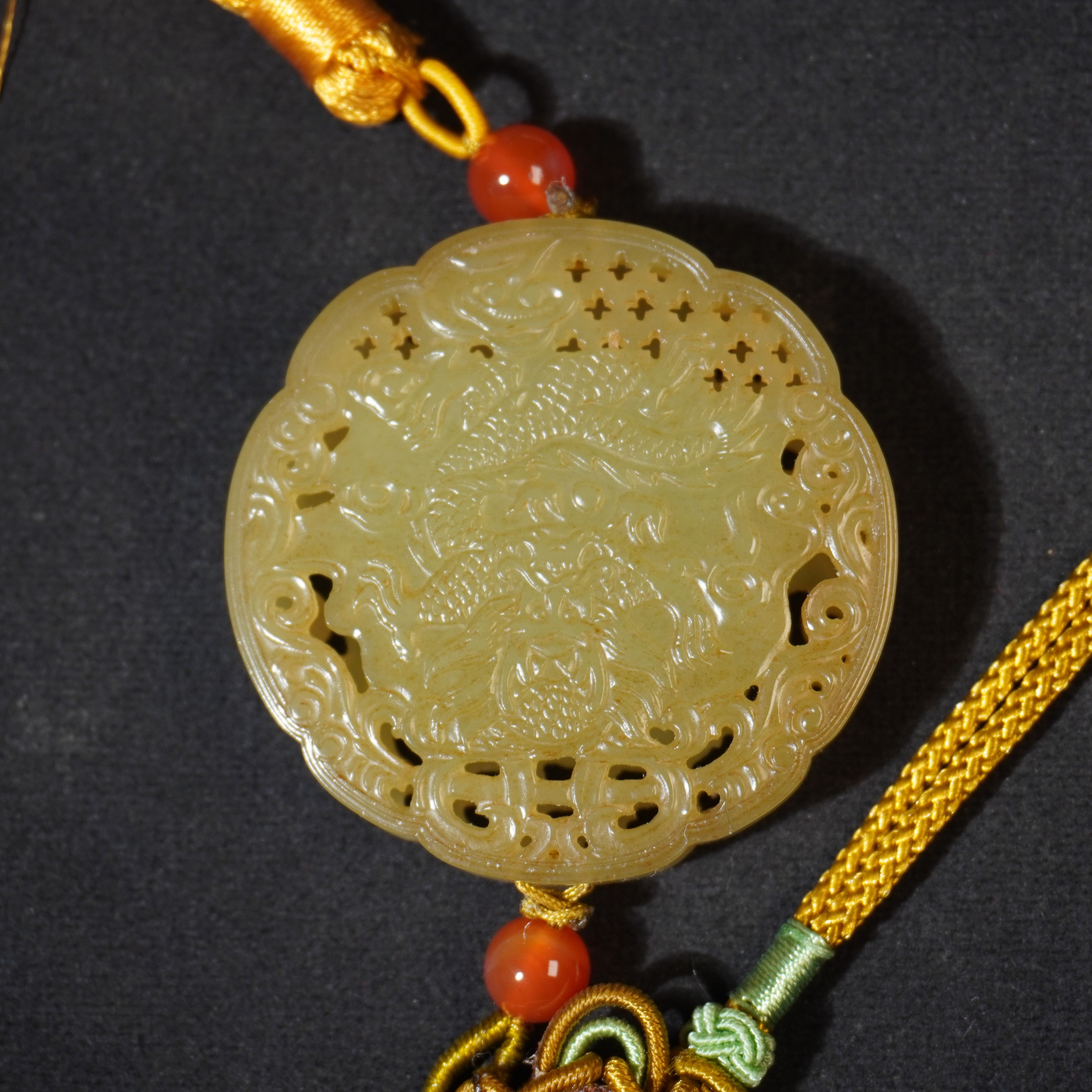 8SE293 清 和田玉龙纹香囊