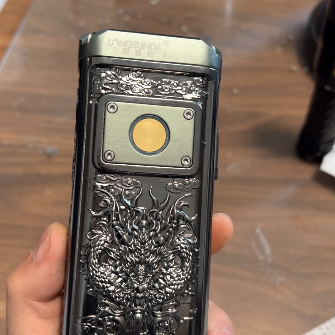 龙腾9强光照射手电