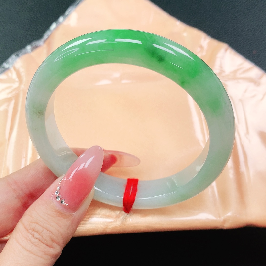 翡翠手镯未镶嵌56圈