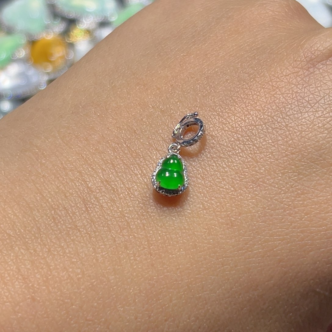 翡翠颈饰18K金镶嵌吊坠