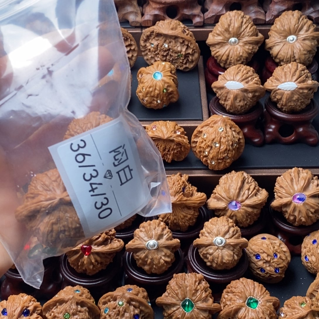 L****文玩核桃吊坠闷白