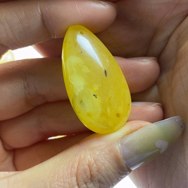 蜜蜡裸石未镶嵌瑕疵，有冰片，4.5g