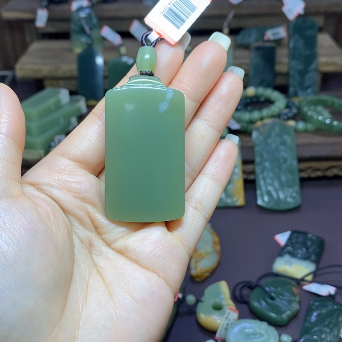 岫岩老玉（透闪石质玉）颈饰未镶嵌煤*