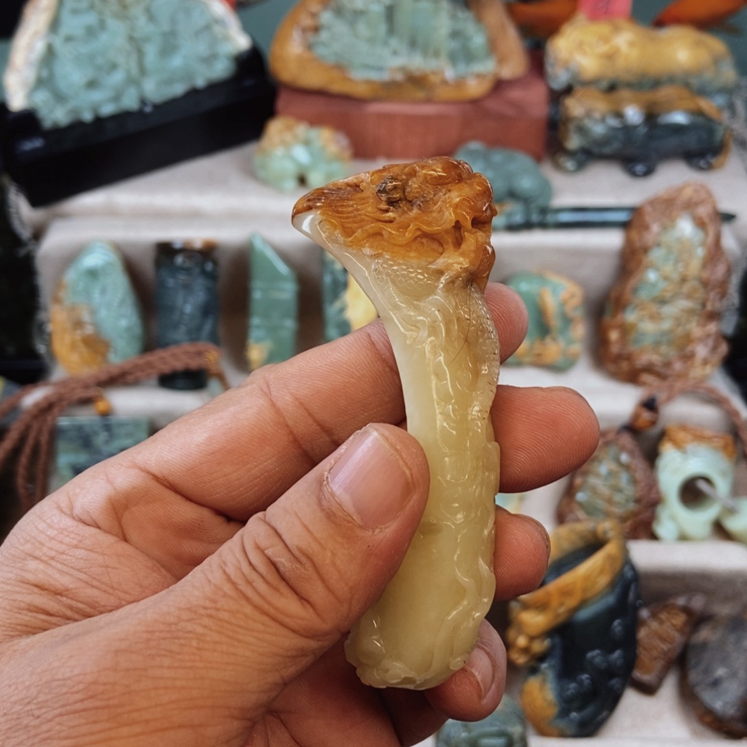 岫岩河磨玉（透闪石质玉）把件未镶嵌三**生