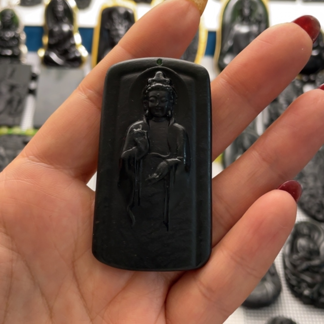 蛇纹石玉吊坠未镶嵌黎****?