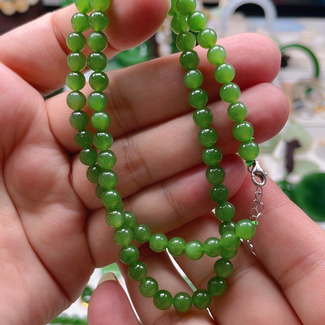 颈饰未镶嵌和田玉（碧玉）