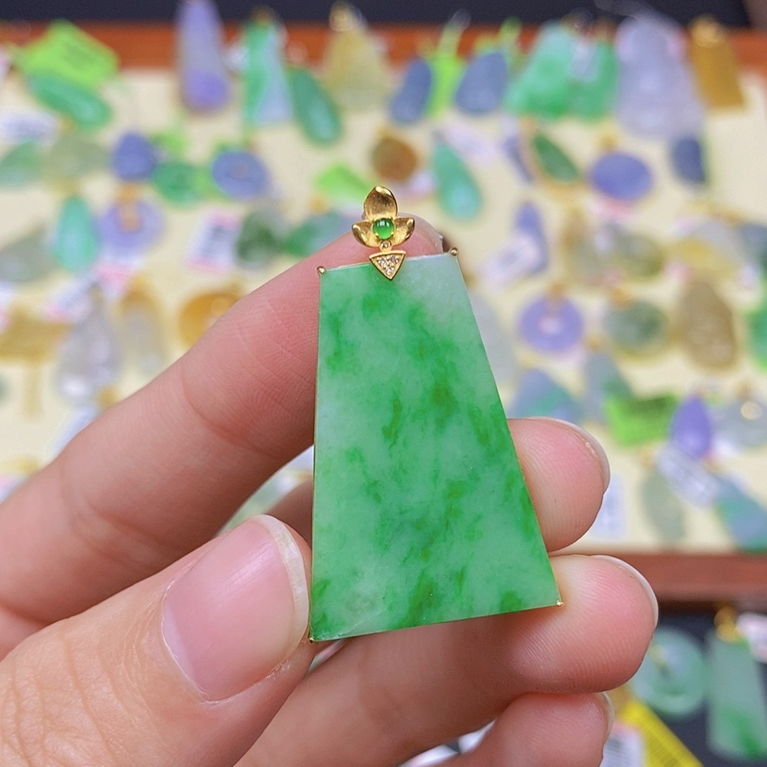 翡翠颈饰18K金镶嵌翡翠