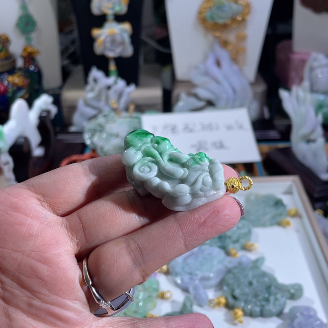 翡翠颈饰未镶嵌翡翠辣保貔貅