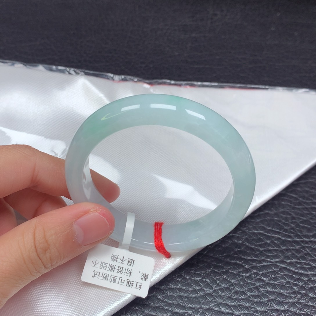 翡翠手镯未镶嵌。