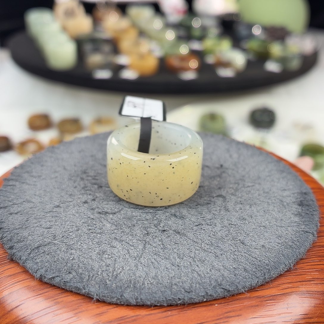 和田玉未镶嵌戒指b48糖白点墨圆切16